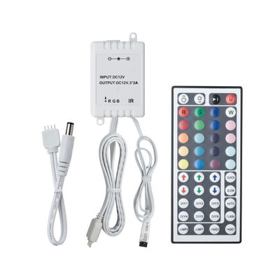 Weißer RGB LED-Controller mit Fernbedienung und Kabeln für Lichtsteuerung und Farbwechsel