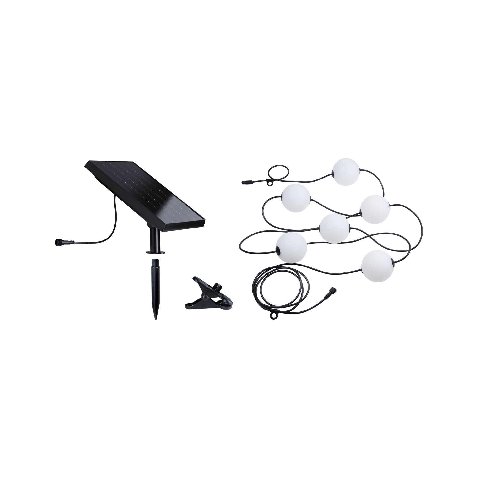 Schwarzes Solarpanel mit weißen LED-Lichterkugeln an schwarzem Kabel für Außenbeleuchtung