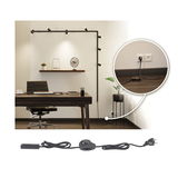Câble noir avec variateur et prise pour éclairage LED sur rail dans un bureau moderne avec bureau en bois.