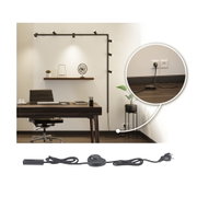 Schwarzes Kabel mit Dimmer und Stecker für LED-Schienenbeleuchtung im modernen Büro mit Holzschreibtisch.