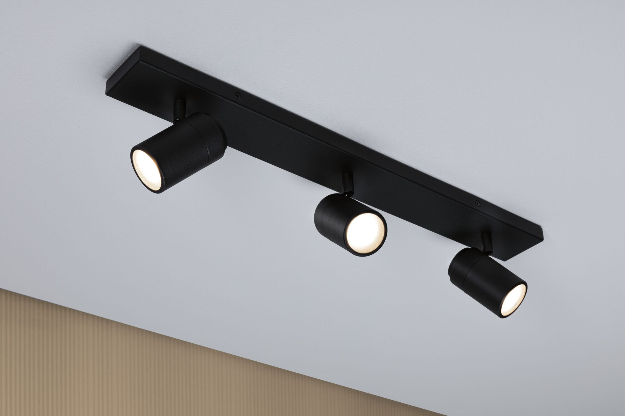 Plafonnier LED noir en métal avec trois spots orientables pour un éclairage intérieur moderne