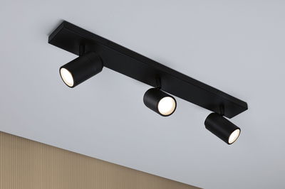 Zwarte metalen LED-plafondlamp met drie verstelbare spots voor moderne binnenverlichting