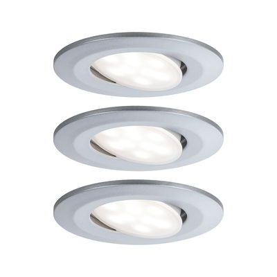 Drei runde LED-Einbaustrahler in matt-silber mit schwenkbarem Leuchtkopf für flexible Beleuchtung