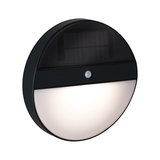 Runde schwarze Solar-Wandleuchte mit Bewegungsmelder und weißem Diffusor für Außenbeleuchtung