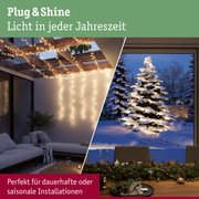 Lichterkette mit warmweißem LED-Licht an Holzbalken und geschmücktem Tisch für saisonale Beleuchtung
