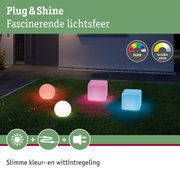 Kleurrijke Plug & Shine LED-lampen in bol- en kubusvorm op gras met RGBW-kleurregeling