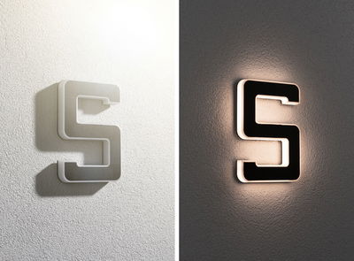 Applique murale LED moderne en forme de S avec finition noire et blanche, éclairage décoratif intérieur.