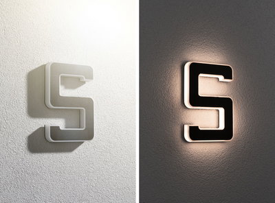 Moderne LED-Wandleuchte in S-Form mit schwarzer und weißer Oberfläche, dekorative Innenbeleuchtung.