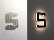 Moderne LED-Wandleuchte in Form des Buchstabens S, weiß und schwarz mit warmem Licht, Innenbeleuchtung