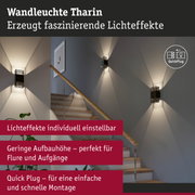 Schwarze Wandleuchte Tharin aus Metall mit faszinierenden Lichteffekten an Treppenhauswand