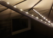 Bande LED avec LEDs blanc chaud sur cadre métal noir pour éclairage d'ambiance