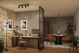 Modernes Wohnzimmer mit schwarzer Metall-Deckenleuchte und Stehlampe, braune Stühle und Holzschreibtisch