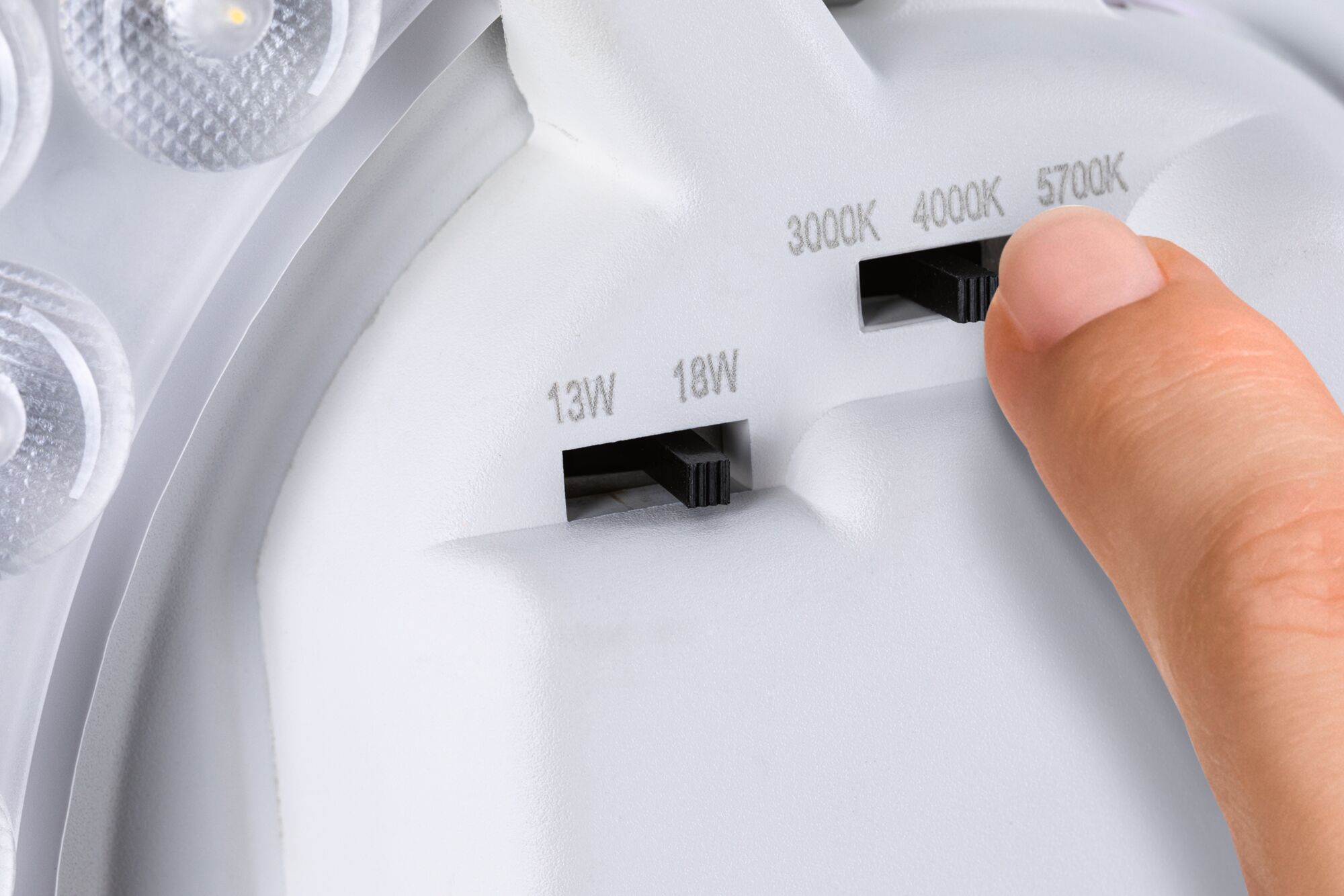Nahaufnahme eines weißen LED-Leuchtmittels mit Schaltern für 13W/18W und Farbtemperaturen 3000K, 4000K, 5700K