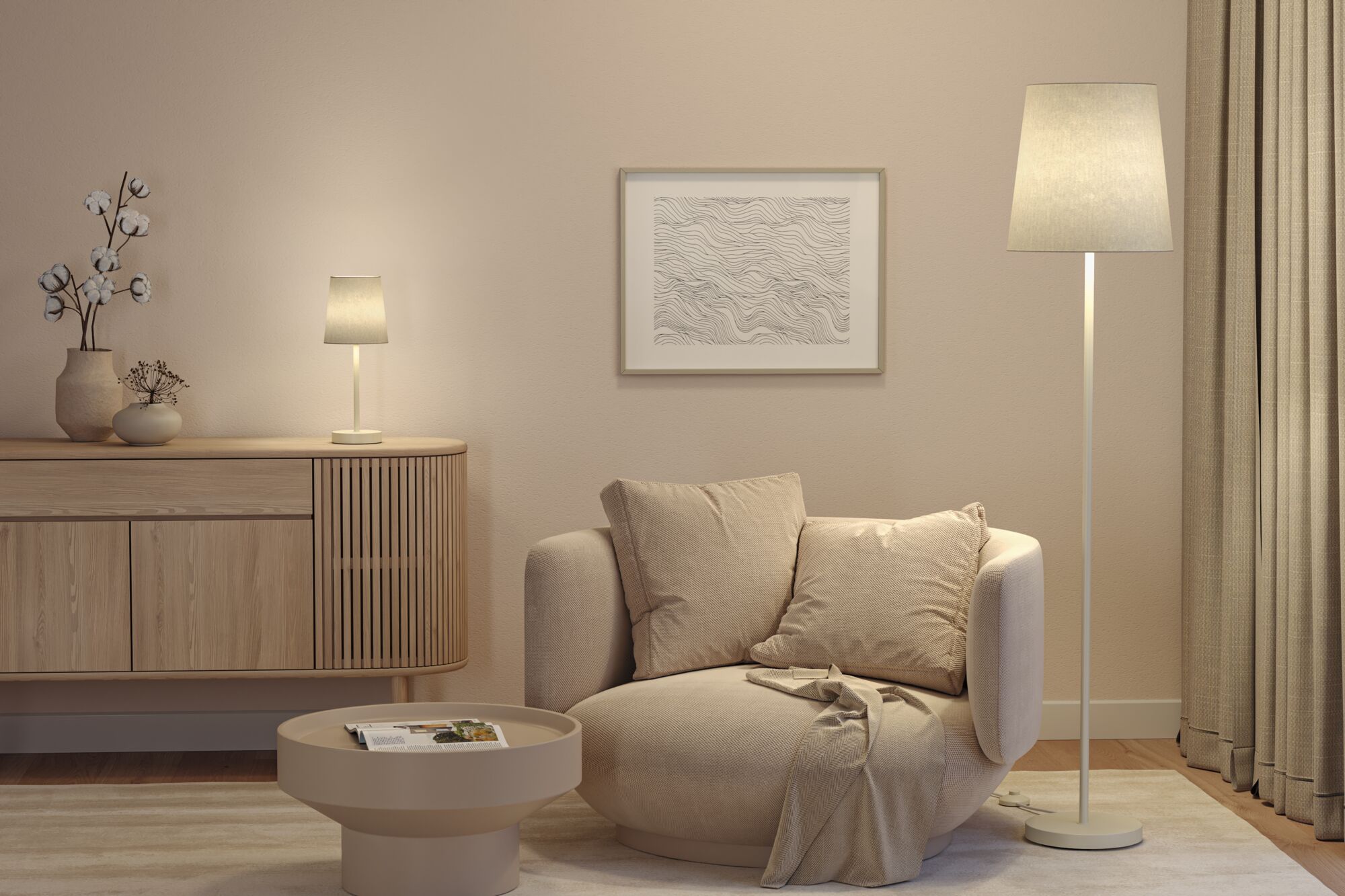 Beige Stehlampe und Tischlampe mit Stoffschirm in modernem Wohnzimmer mit Sessel und Holzkommode