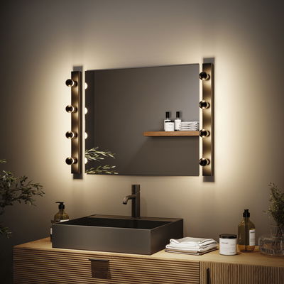 Modernes Badezimmer mit schwarzem Waschbecken, Holzunterschrank und warmweißen LED-Wandleuchten neben Spiegel