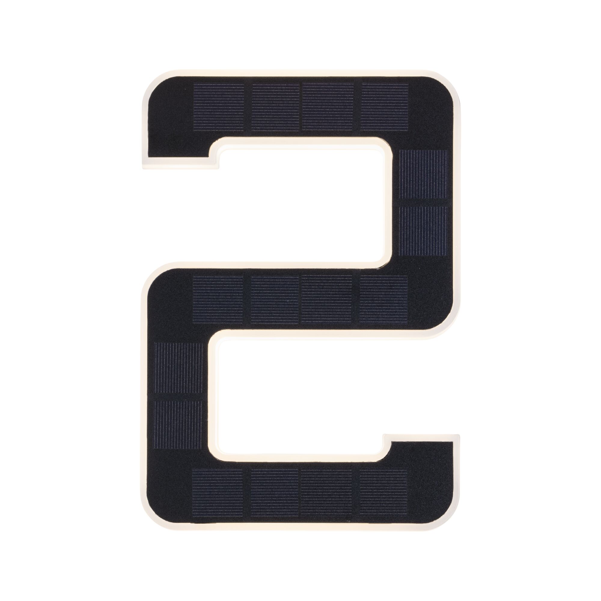 Sort solpanel i kantet C-form med hvide kanter til bæredygtig energiproduktion