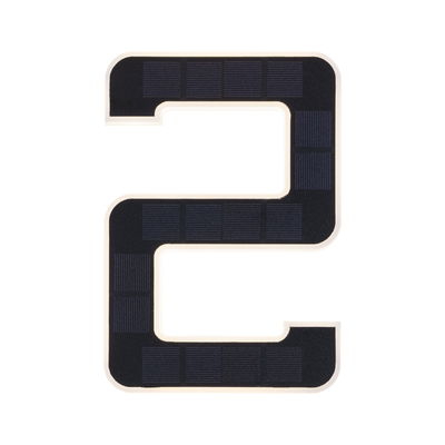 Schwarzes Solarpanel in eckiger C-Form mit weißen Kanten für nachhaltige Energiegewinnung