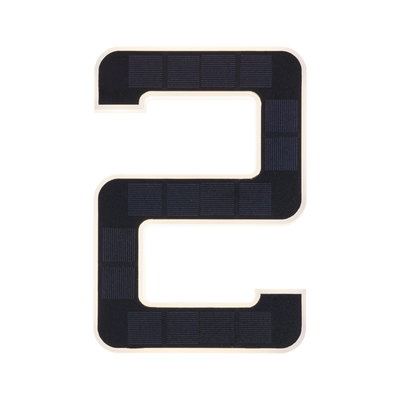 Zwart zonnepaneel in hoekige C-vorm met witte randen voor duurzame energieopwekking