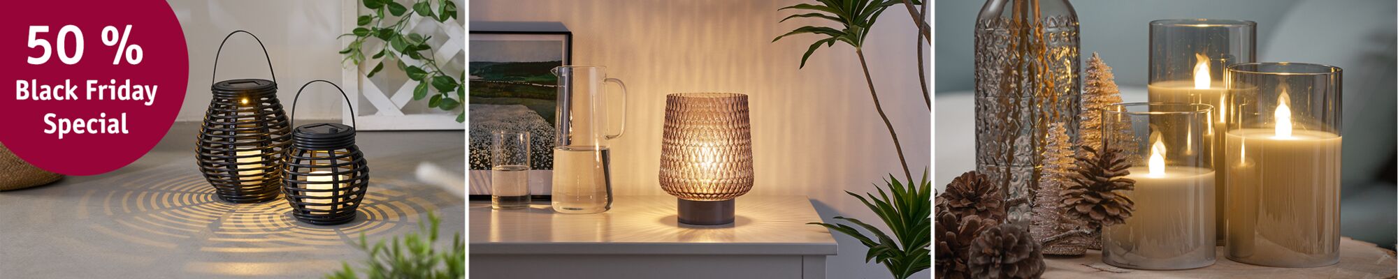 Tre dekorative lamper i glas og metal i brun og sort med varmt lys og kogler som dekoration