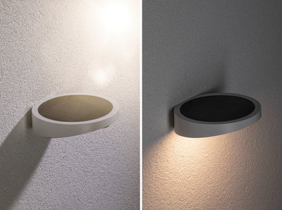 Graue Solar-Wandleuchte aus Kunststoff mit warmweißem LED-Licht für Außenbereiche und energiesparende Beleuchtung