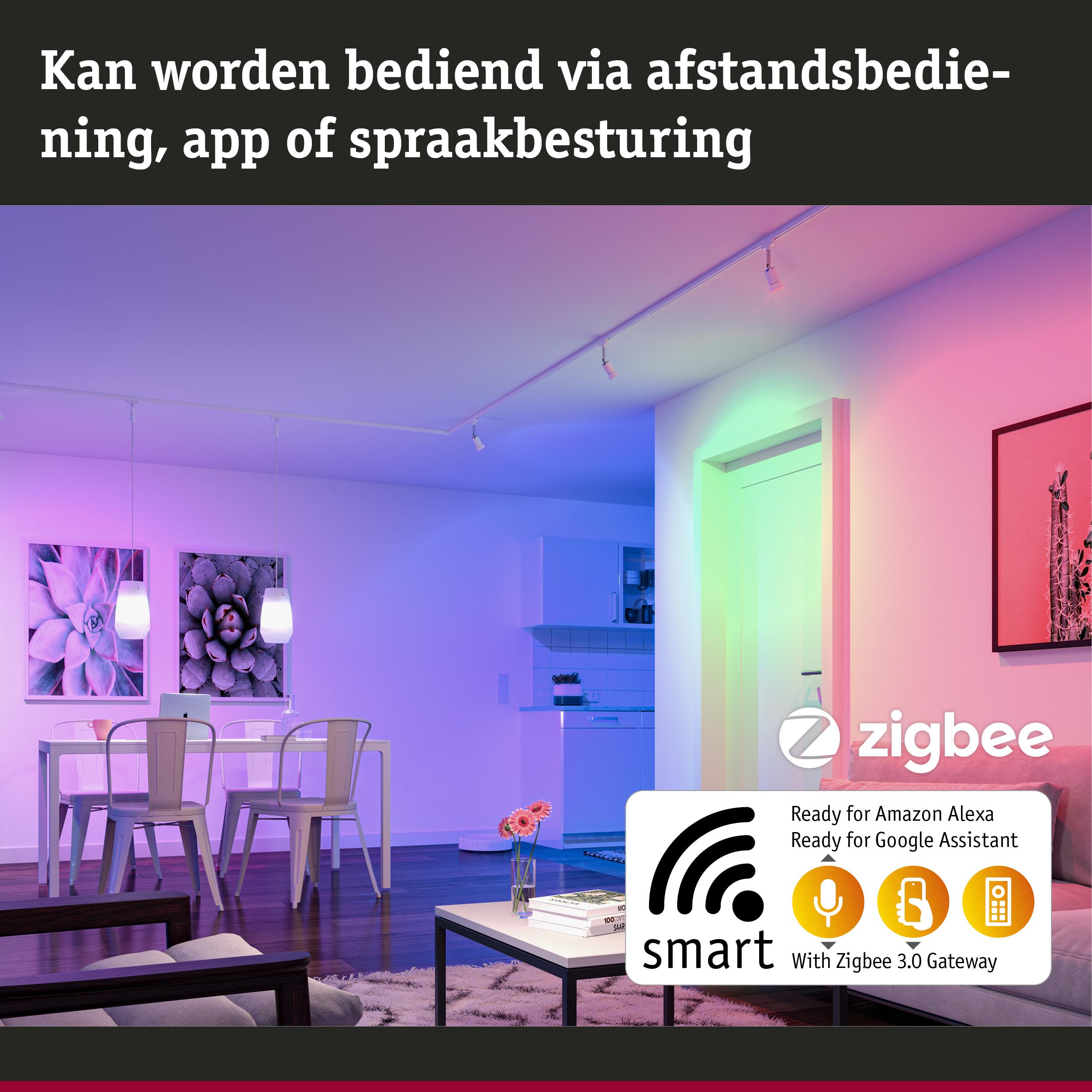 Modern woonkamer met slimme LED-verlichting in kleurrijk licht, bedienbaar via app, spraak en afstandsbediening