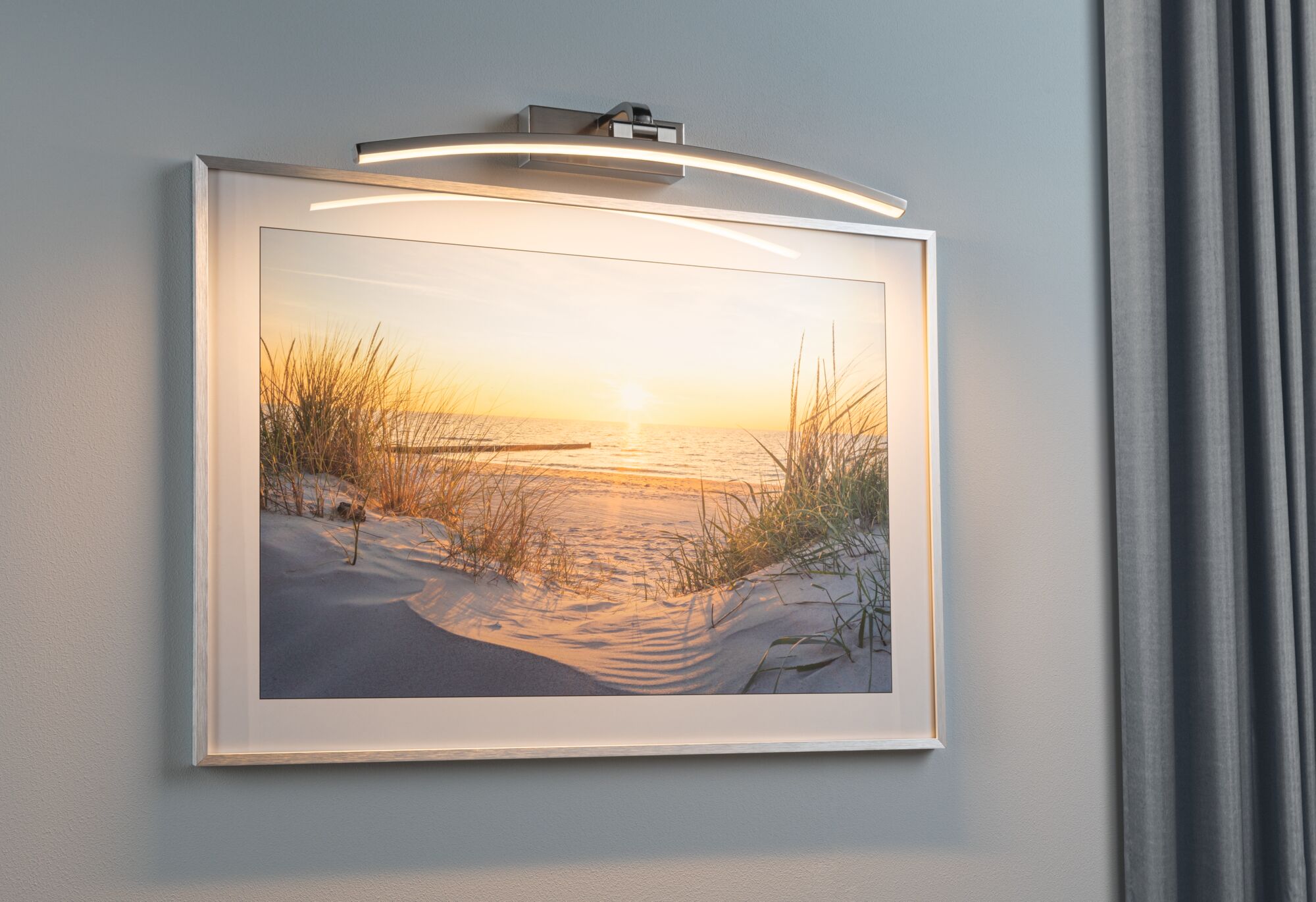 Moderne LED-lichtbalk in geborsteld metaal met gebogen lamp voor wanddecoratie en foto's.