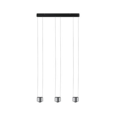 Moderne hanglamp met drie lichtpunten van geborsteld zilverkleurig aluminium voor thuis.