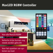 MaxLED RGBW Controller afstandsbediening met gekleurde knoppen voor LED-verlichting in moderne woonruimte
