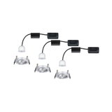Drei weiße LED-Einbaustrahler mit silbernem Aluminiumrahmen und schwarzem Kabel für moderne Beleuchtung