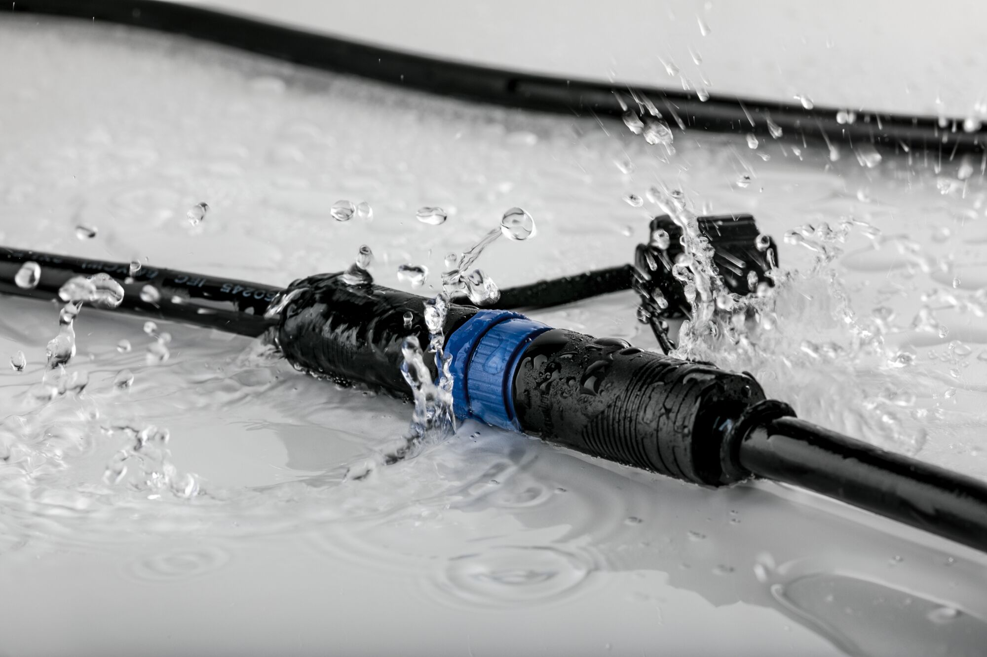 Waterproof black cable connector with blue ring, splash-proof for outdoor lighting applications