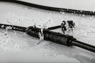 Wasserdichter schwarzer Kabelverbinder mit blauem Ring, spritzwassergeschützt für Außenbeleuchtung