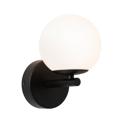 Moderne wandlamp met zwarte metalen voet en witte glazen bol voor stijlvolle binnenverlichting