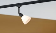 Schwarze Schienenleuchte mit weißem Glaslampenschirm aus Metall für moderne Innenbeleuchtung