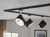 Schwarzes LED-Spotlightsystem mit drei verstellbaren Leuchten an schwarzer Schiene für Wohnräume