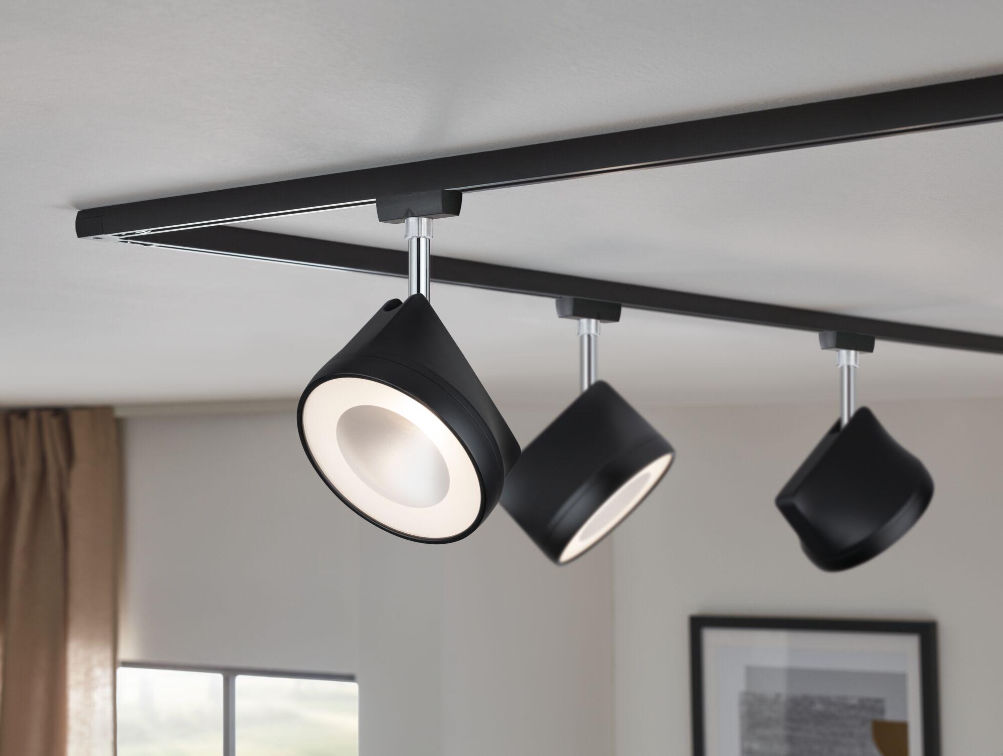 Schwarzes LED-Spotlightsystem mit drei verstellbaren Leuchten an schwarzer Schiene für Wohnräume