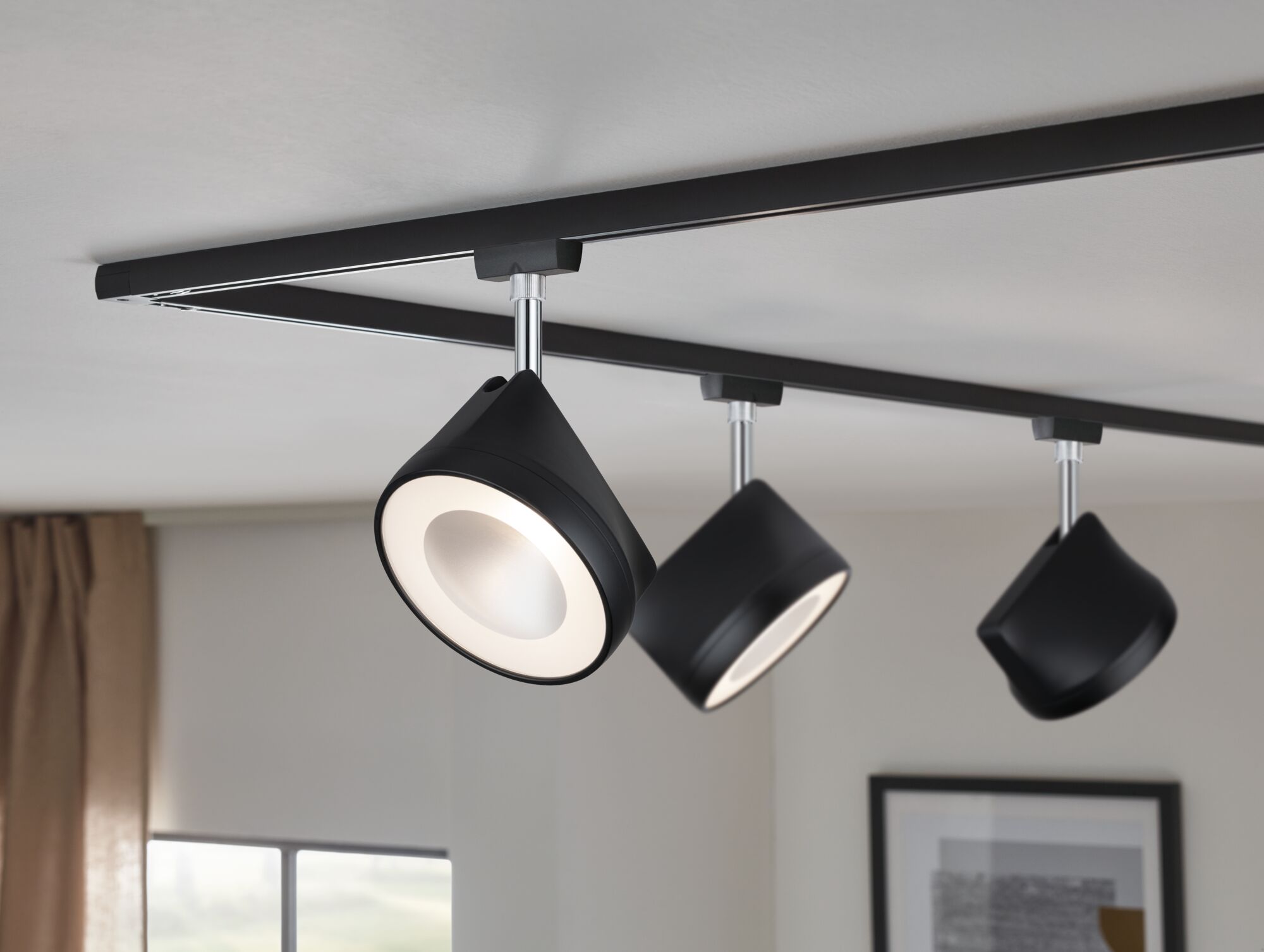 Schwarze LED-Deckenleuchte mit verstellbaren Spots aus Metall für modernes Wohnambiente