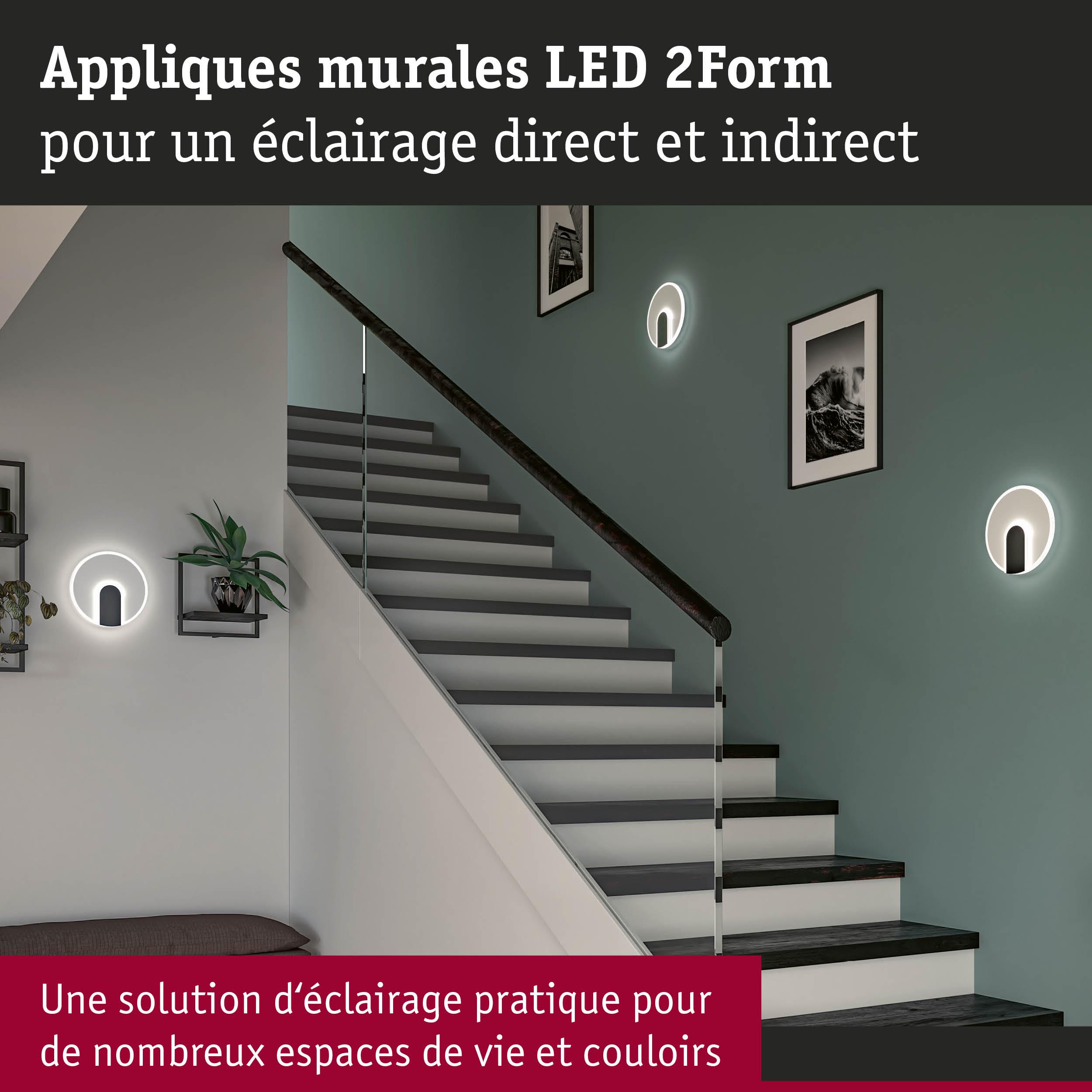 Appliques murales LED 2Form blanches avec éclairage direct et indirect sur mur d'escalier pour couloir