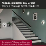 Appliques murales LED 2Form blanches avec éclairage direct et indirect sur mur d'escalier pour couloir
