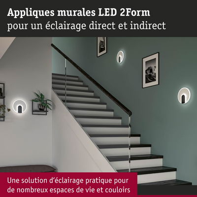 Appliques murales LED 2Form blanches avec éclairage direct et indirect sur mur d'escalier pour couloir