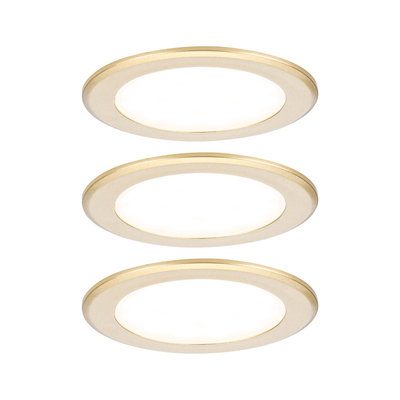 Tre runde LED-indbygningslamper i guldfarvet aluminium med varmt hvidt lys til opholdsrum