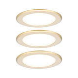 Tre runde LED-indbygningslamper i guldfarvet aluminium med varmt hvidt lys til opholdsrum
