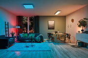 Salon moderne avec plafonniers LED bleu et blanc chaud, sol en bois et mobilier confortable