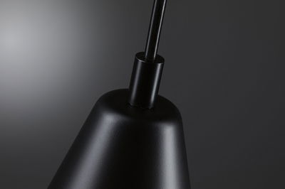 Schwarze Metall-Pendelleuchte mit mattem Finish für moderne Innenbeleuchtung und Designakzente