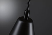 Schwarze Metall-Pendelleuchte mit mattem Finish für moderne Innenbeleuchtung und Designakzente