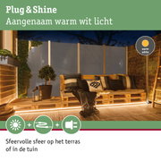 Gezellig terras met warm wit LED-licht en houten palletbank voor sfeervolle tuinverlichting