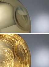 Close-up van een gouden glazen bol met lichtreflecties voor decoratieve verlichting