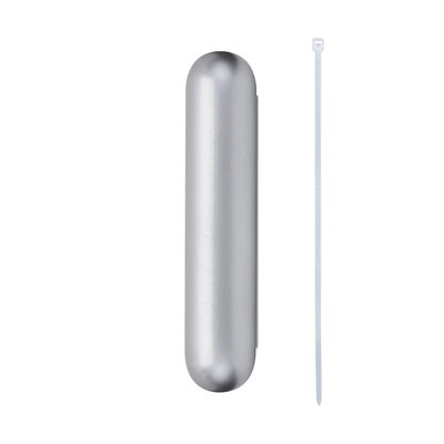 Zilveren aluminium kabelgoot met witte kabelbinder voor nette kabelorganisatie thuis