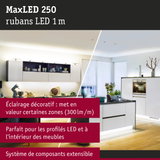 Bande LED MaxLED 250 1 m pour éclairage décoratif dans cuisine moderne avec meubles blancs