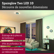 Salon moderne avec lampes LED Spaceglow Two 3D noires au plafond et mur avec accent lumineux bleu
