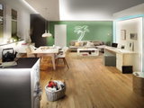 Salon moderne avec sol en bois, mur vert et lumière LED en forme de palmier pour une ambiance élégante